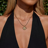 Colar Celestial com Moeda Dourada