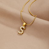 Colar Charm Pérola com Letra