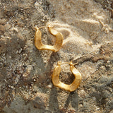 Brincos de Argola Dourada com Ondas Geométricas