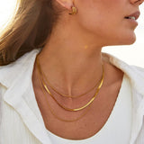 Colar Dourado em Camadas Múltiplas
