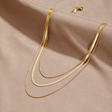 Colar Dourado em Camadas Múltiplas