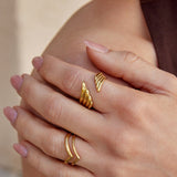Anel Envolvente Dourado com Asa de Anjo