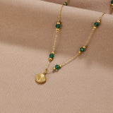 Colar Nerissa com Concha Dourada e Contas Verdes