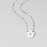 Colar Prateado com Flor de Pétalas Brancas