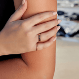 Anel Preto Dourado Talia