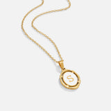 Colar com Letra Dourada Vintage