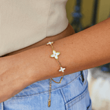 Pulseira Branca com Pétalas de Flor